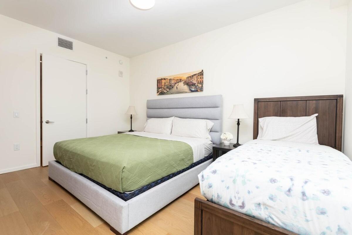 Snug 3br Highrise With Pool, & Rooftop Views * Los Angeles