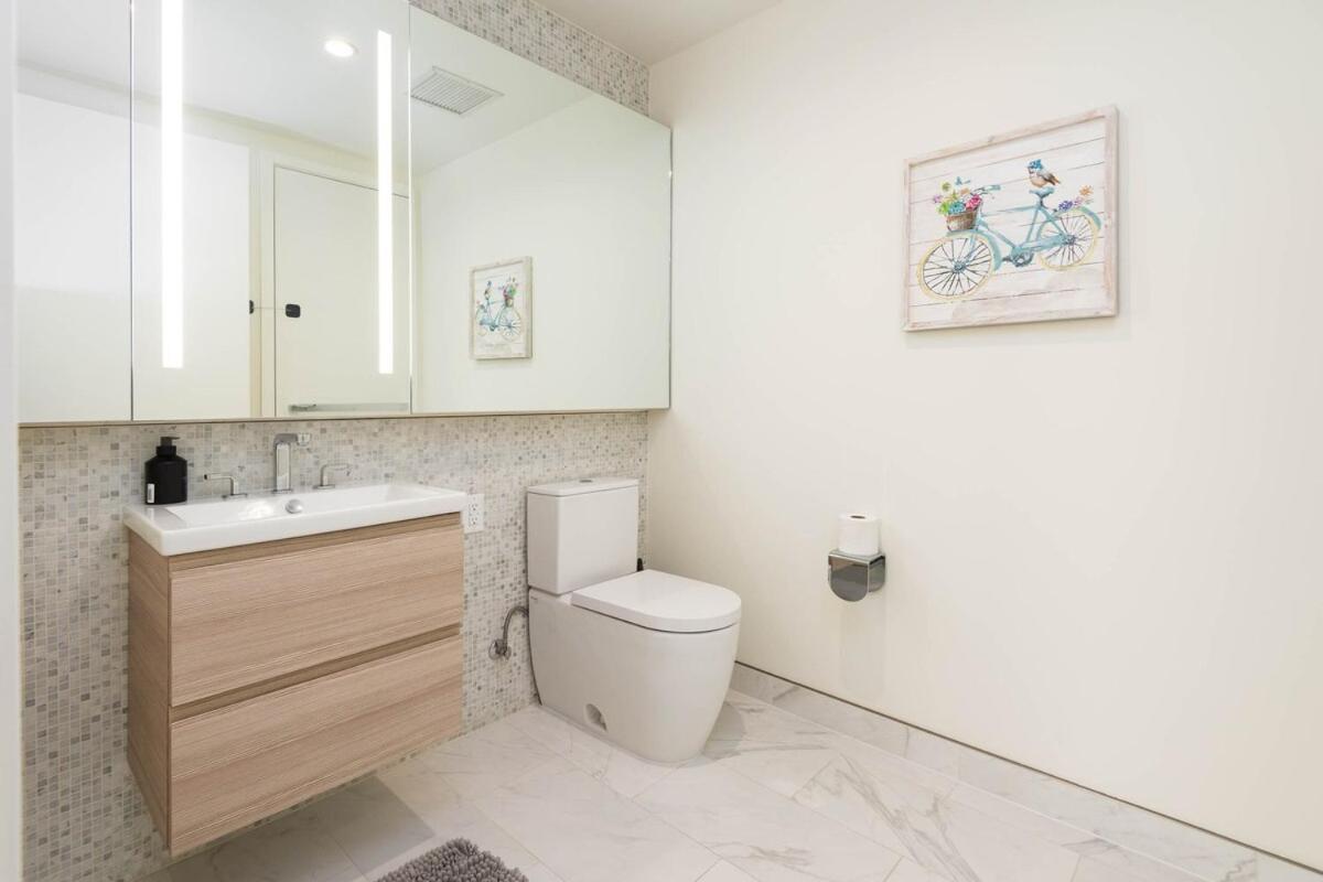 Snug 3br Highrise With Pool, & Rooftop Views *
