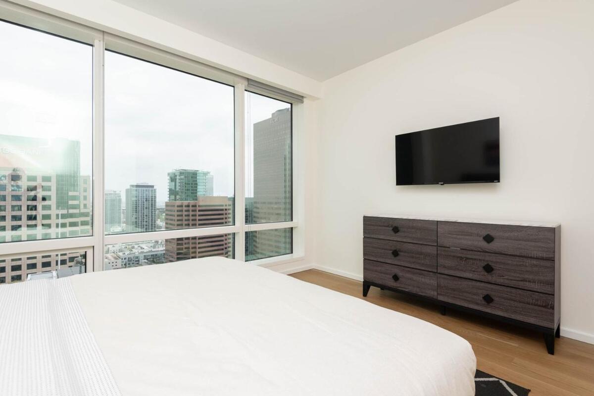 Snug 3br Highrise With Pool, & Rooftop Views * Los Angeles