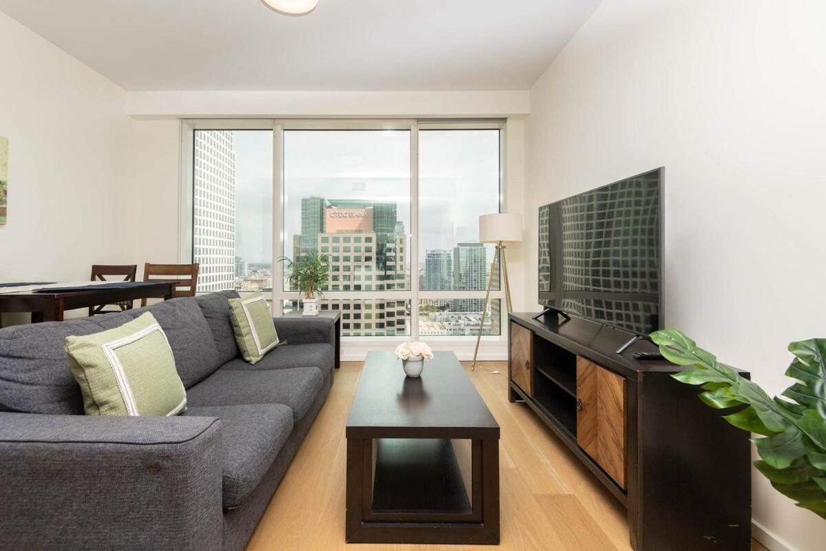 Snug 3br Highrise With Pool, & Rooftop Views *