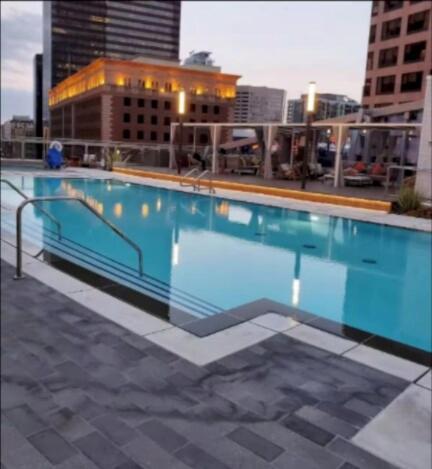 Snug 3br Highrise With Pool, & Rooftop Views
