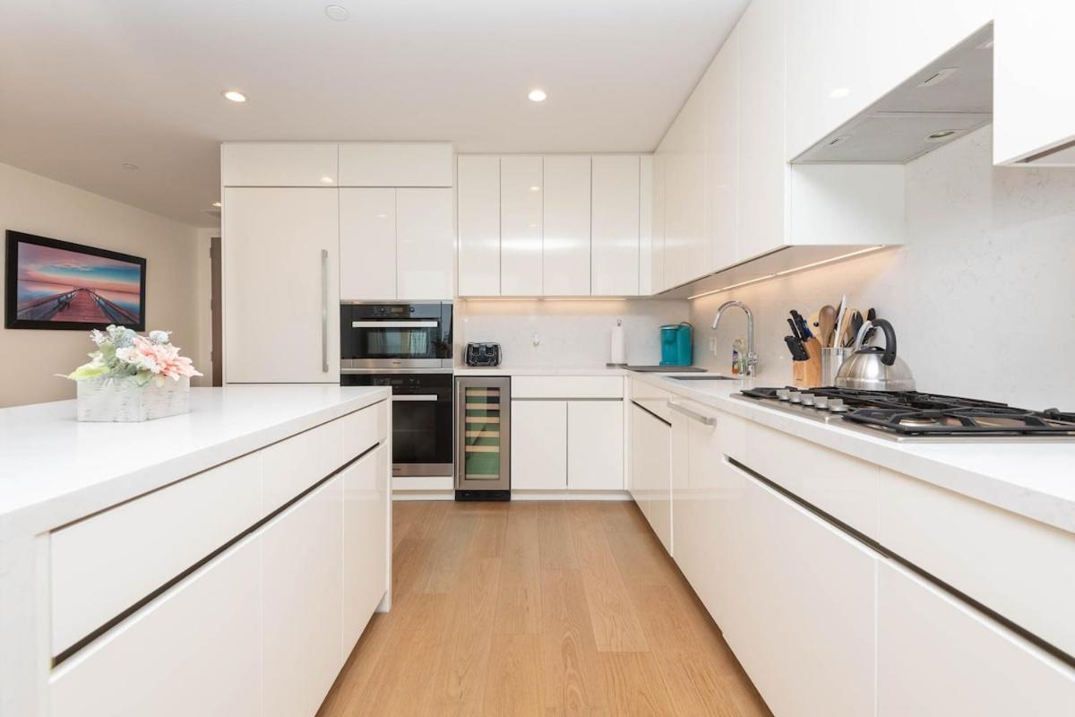 Snug 3br Highrise With Pool, & Rooftop Views * Los Angeles