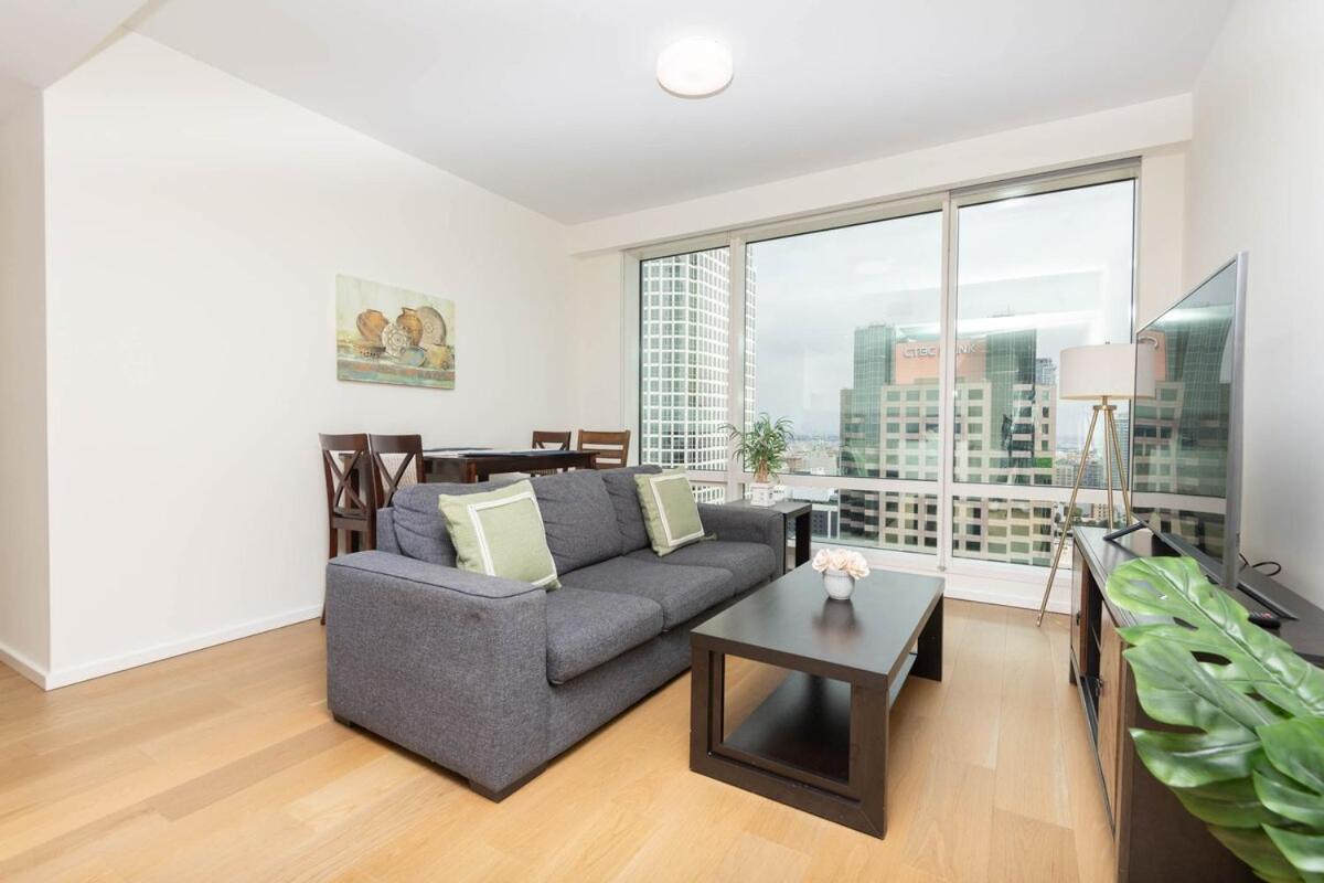 Snug 3br Highrise With Pool, & Rooftop Views