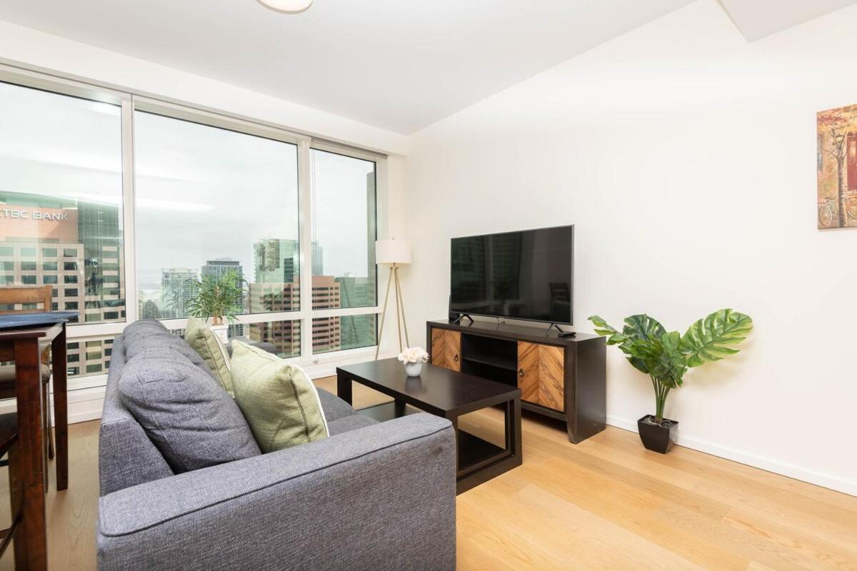 Apartment Snug 3br Highrise With Pool, & Rooftop Views Los Angeles