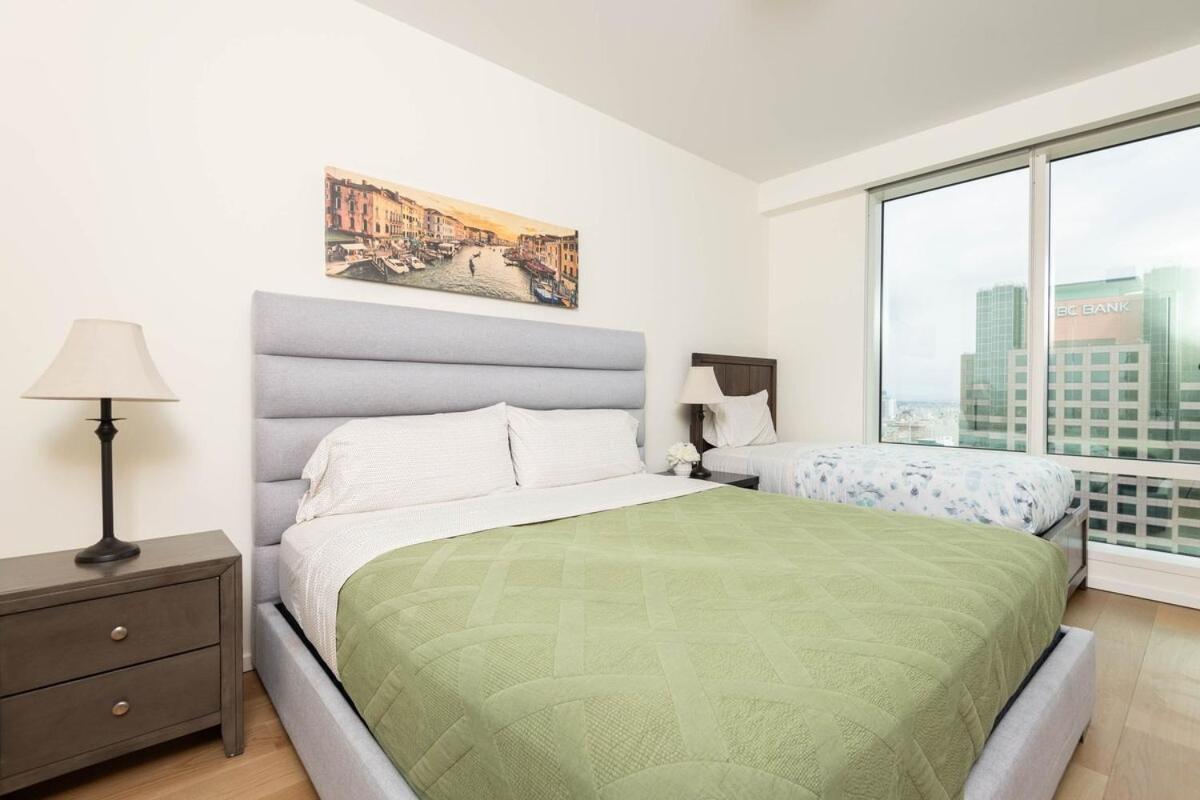 Apartment Snug 3br Highrise With Pool, & Rooftop Views *