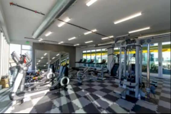 Snug 3br Highrise With Pool, & Rooftop Views Appartamento