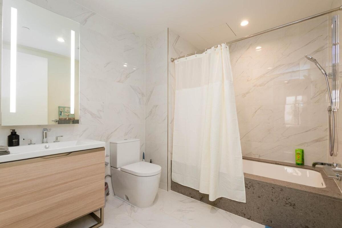 Snug 3br Highrise With Pool, & Rooftop Views *