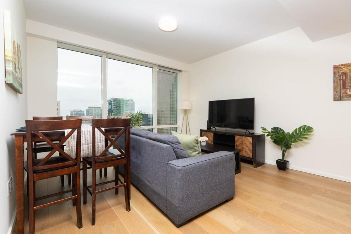 Snug 3br Highrise With Pool, & Rooftop Views