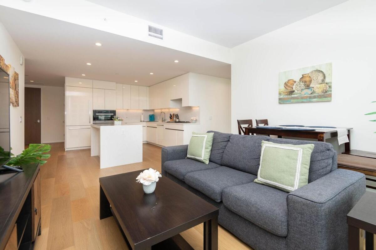 Snug 3br Highrise With Pool, & Rooftop Views *
