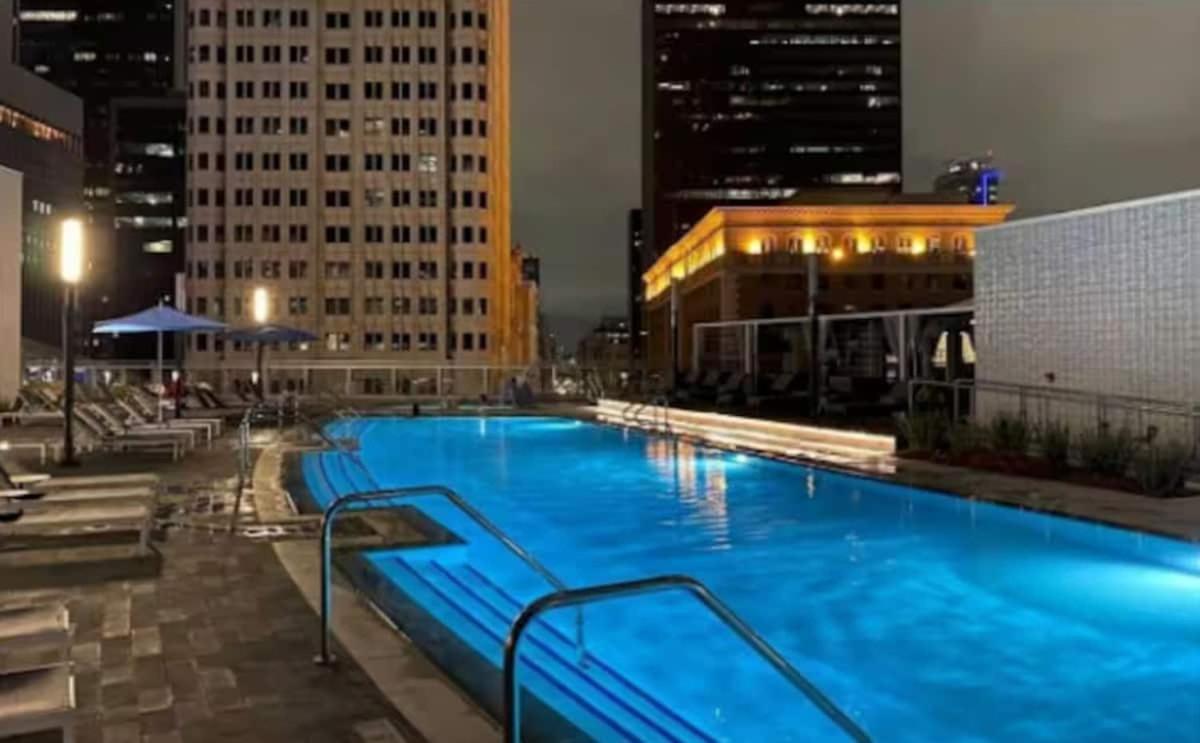 Snug 3br Highrise With Pool, & Rooftop Views * Los Angeles